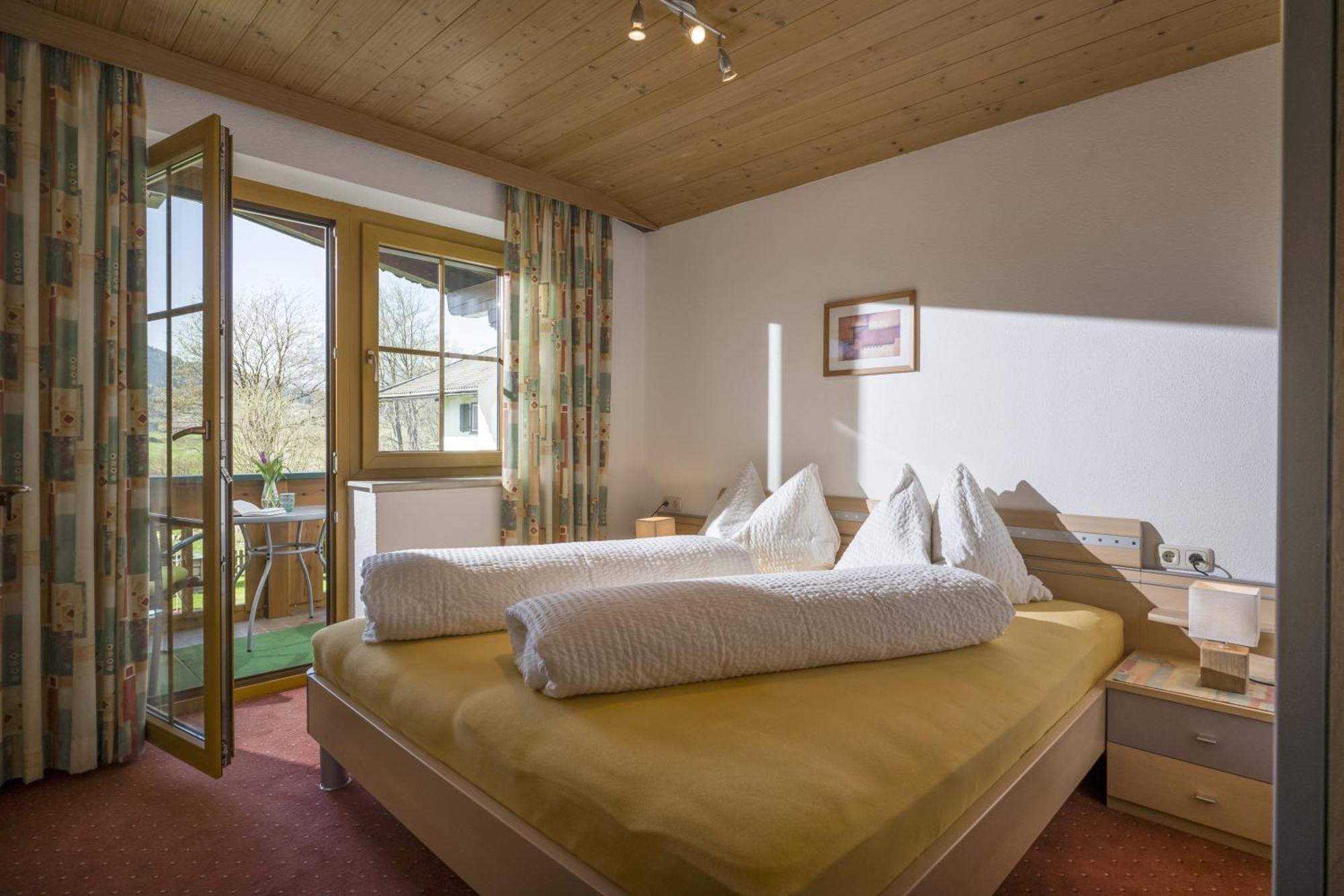 Gaestehaus Schwaiger - Wiesenweg Kössen Kamer foto